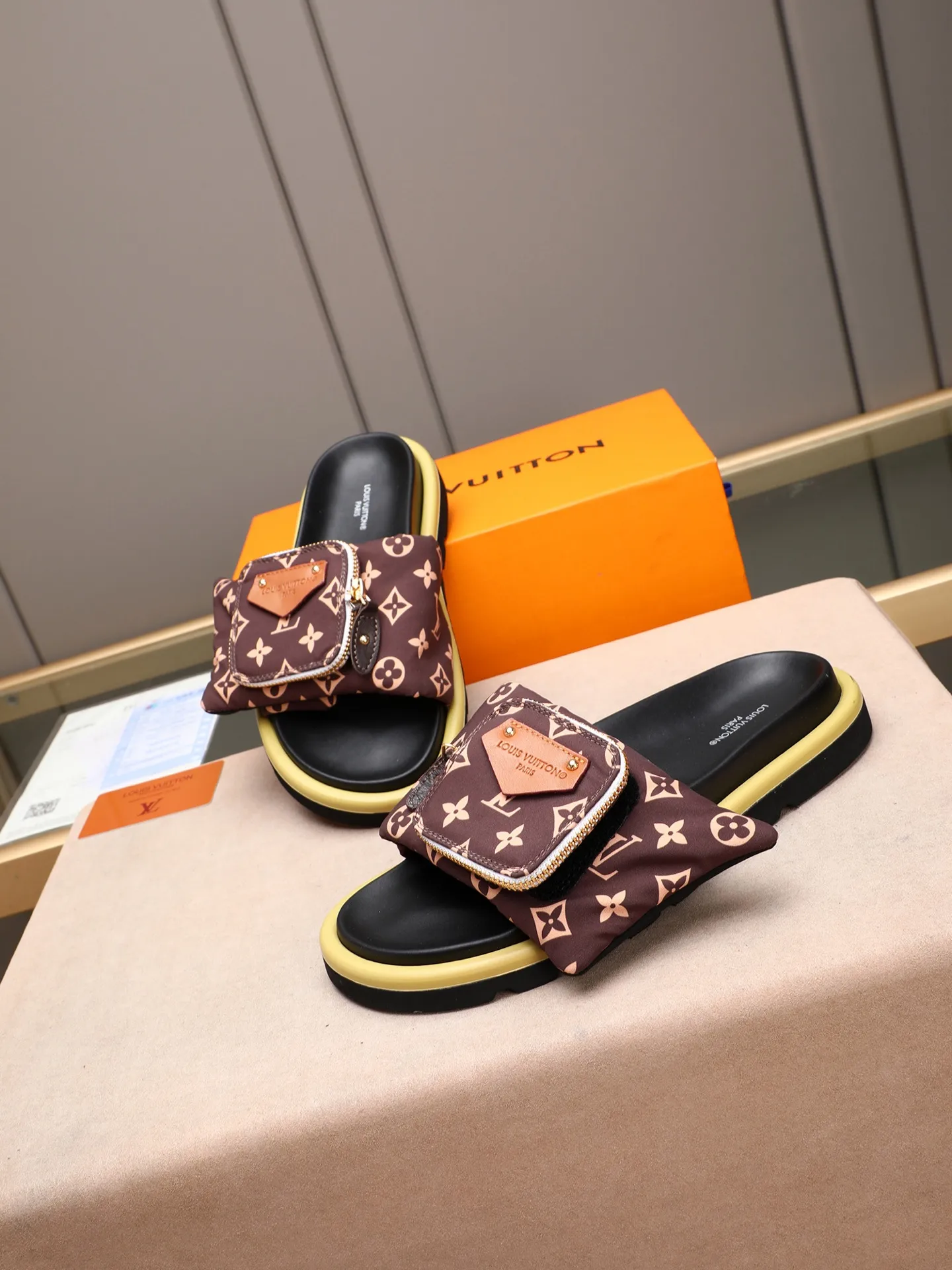 PP400 couple model with drawer box [LOUIS VUITTON] Louis Vuitton, the latest LV official website printed wallet and men's and women's slippers🔥🔥🔥 are now on the market. The drawer box is packed with cloth bags and cards. The upper pattern looks very soft and waxy, and it is a super versatile leg slimming tool. Fabric: Imported denim/down silk cotton embossed, official website pattern printing, lining: water-dyed sheepskin down filling, comfortable to wear, feet: high elastic PU water table. Sole: foam sole, heel height: about 5cm. Size 35-46, 35, 45 and 46 are custom-made and cannot be returned or exchanged. Color: multiple colors available.